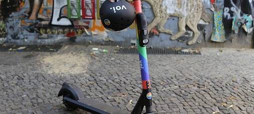 Zusammenstoß - E-Scooter-Fahrerin flüchtet