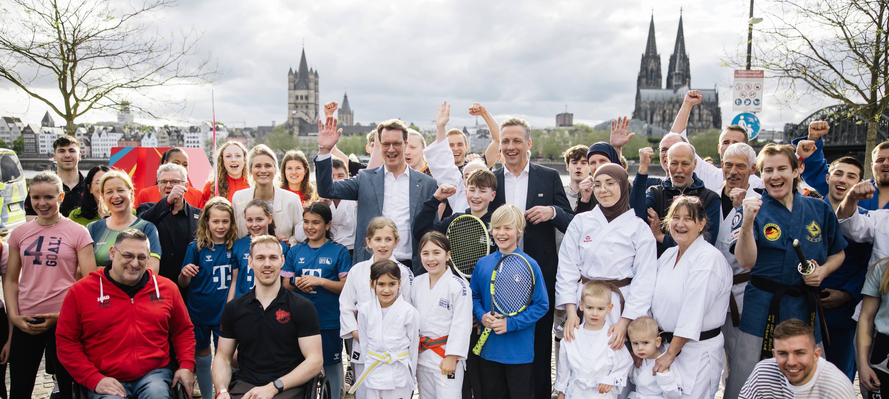 NRW-Ministerprräsident Wüst mit zahlreichen Sportlerinnen und Sportlern